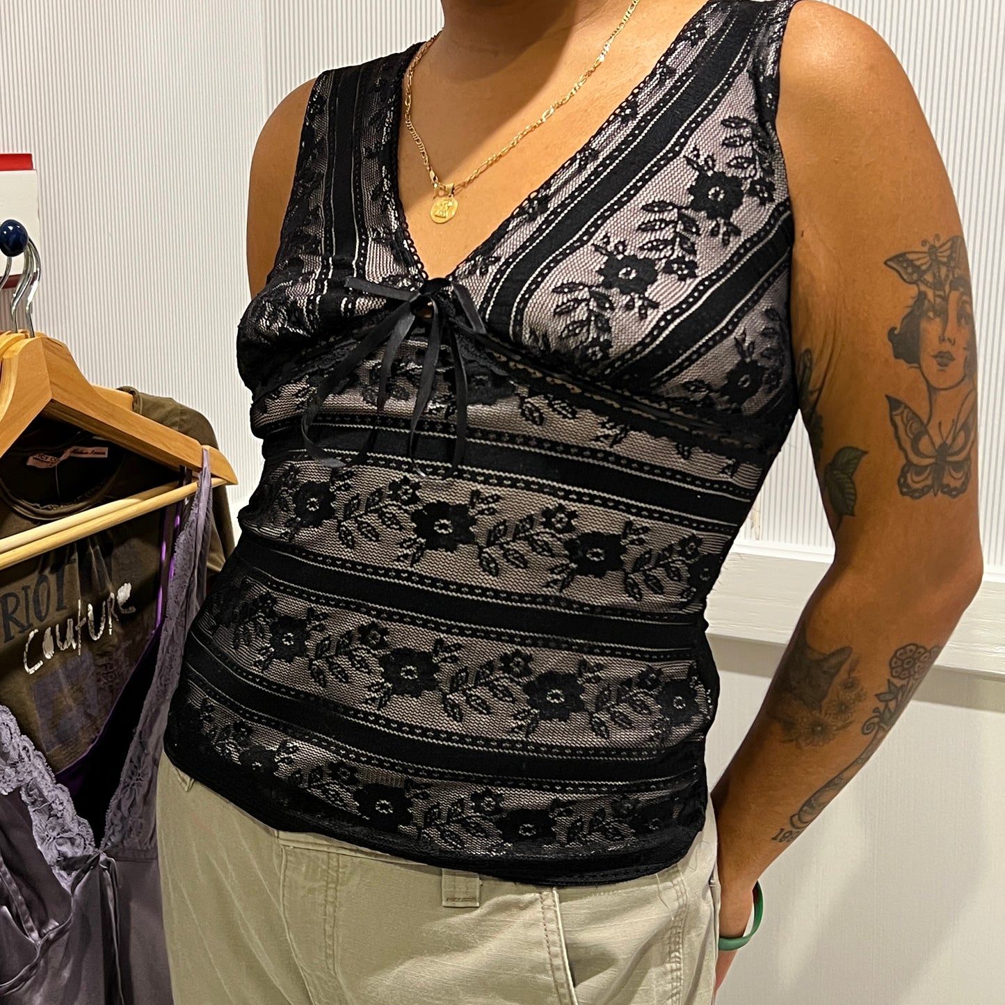 vintage y2k black & cream v-laced top